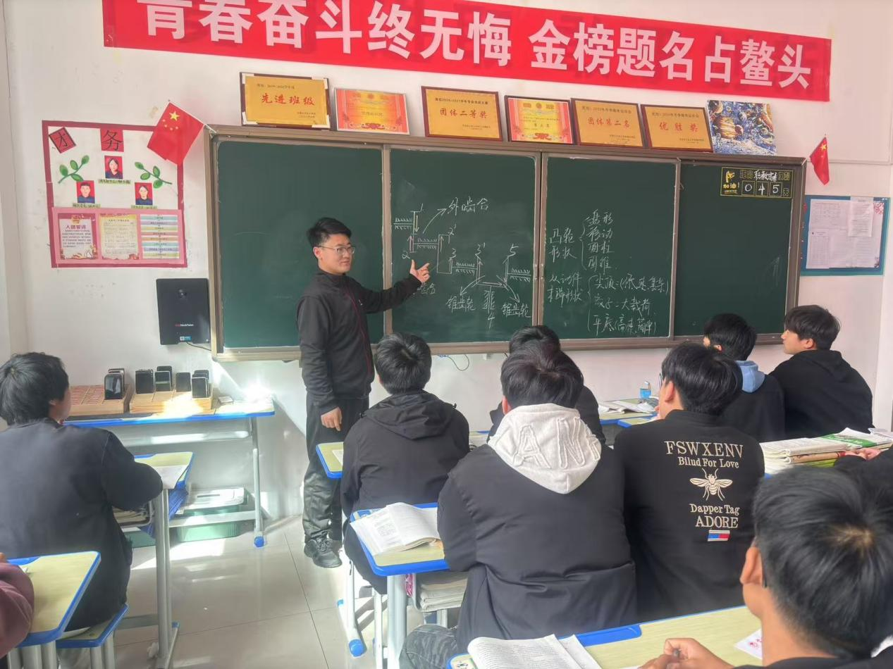 有温度的点灯人 | 优秀教师风采展示（4）：李旭泉
