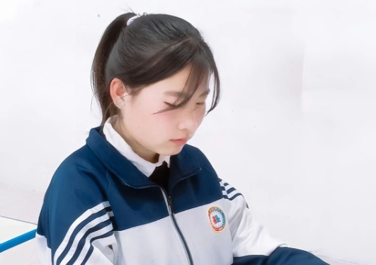 书林漫步 经典共享 | 学生荐书：《小小的我》