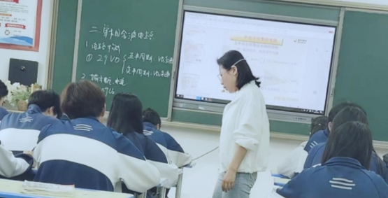 以匠心育桃李用微光照远途