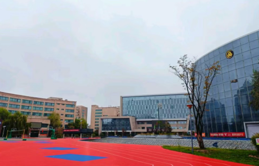 校园文字拼图 · 讲台边语 | 秋雨浸染的北方技工校园